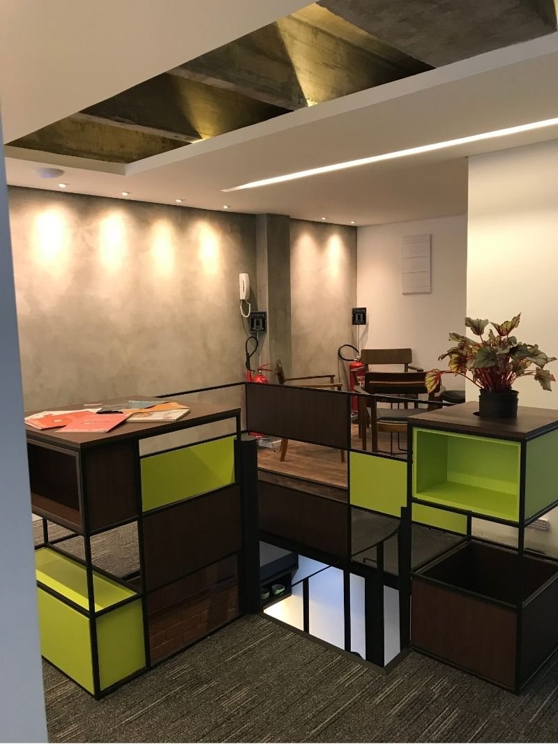 Recepção do consultório, ambiente acolhedor e iluminado